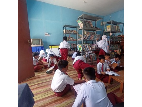 Membaca diperpustakaan